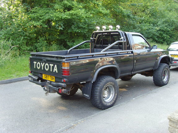 Toyota Hilux de 1989 vista desde atrás