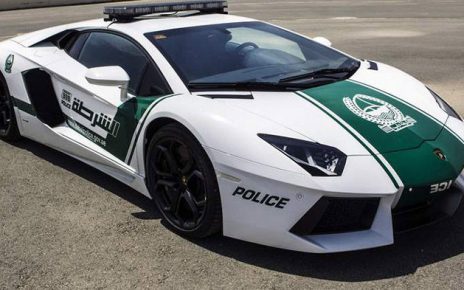 auto patrulla en Arabia
