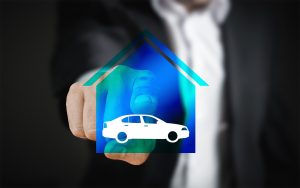 hombre contratando seguro para su automóvil