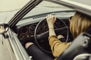 mujer manejando su auto