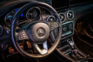 volante de un carro Mercedes