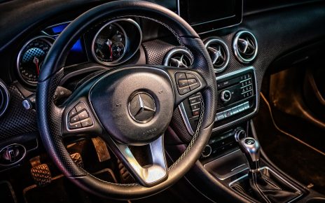 volante de un carro Mercedes