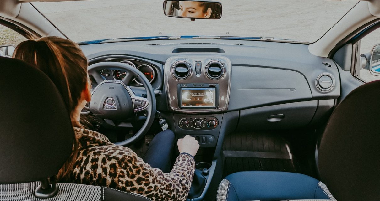Mujer conduciendo su automóvil