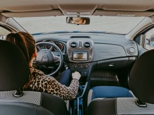 Mujer conduciendo su automóvil