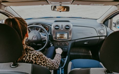 Mujer conduciendo su automóvil