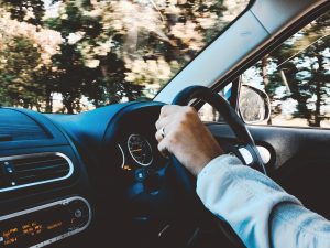 Hombre conduciendo de forma segura