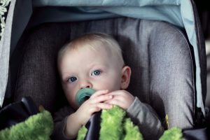 Niño viajando en asiento de seguridad