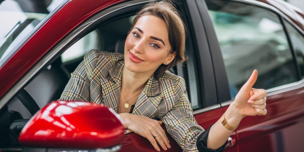 mujer comprando auto