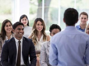Capacitación corporativa en aula para fortalecer habilidades y crear rutas de crecimiento.