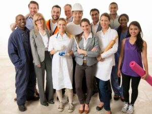 Diversidad de trabajadores representando inclusión y oportunidades laborales en distintos sectores.