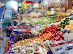 Mercado local con frutas y verduras frescas que refleja el acceso cotidiano a alimentos en comunidades.
