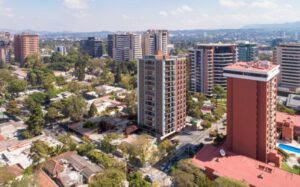 Edificios residenciales y entorno urbano en Ciudad de Guatemala