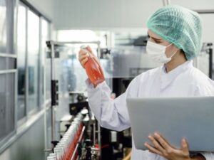 experta en calidad analizando la bebida de una planta productora