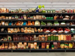 estante de supermercado repleto de productos locales